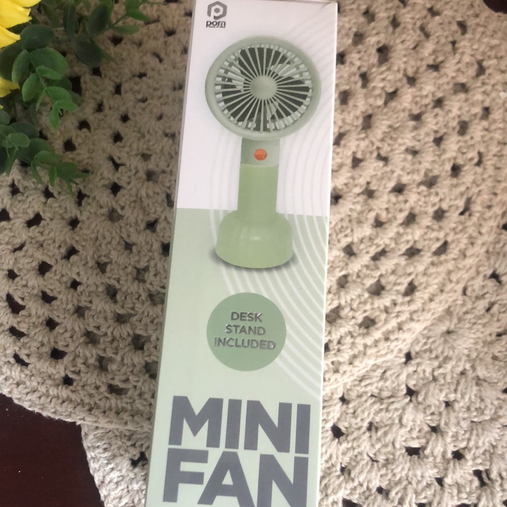 Green Portable Mini Fan - Picture 5 of 6